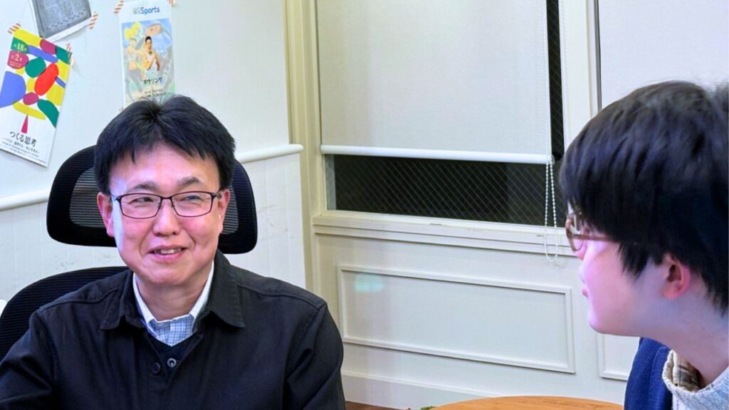東京大学大学院教育学研究科教授の遠藤利彦先生と学習支援塾ビーンズの長澤先生が語り合っている様子